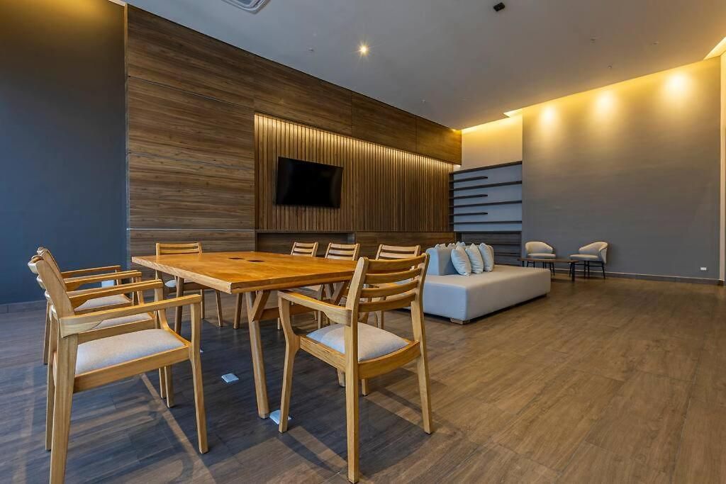 Beachfront Condo, Fl 16 Murano Centro 1- El Cabrero, Near Walled City, Airport Pick Up *