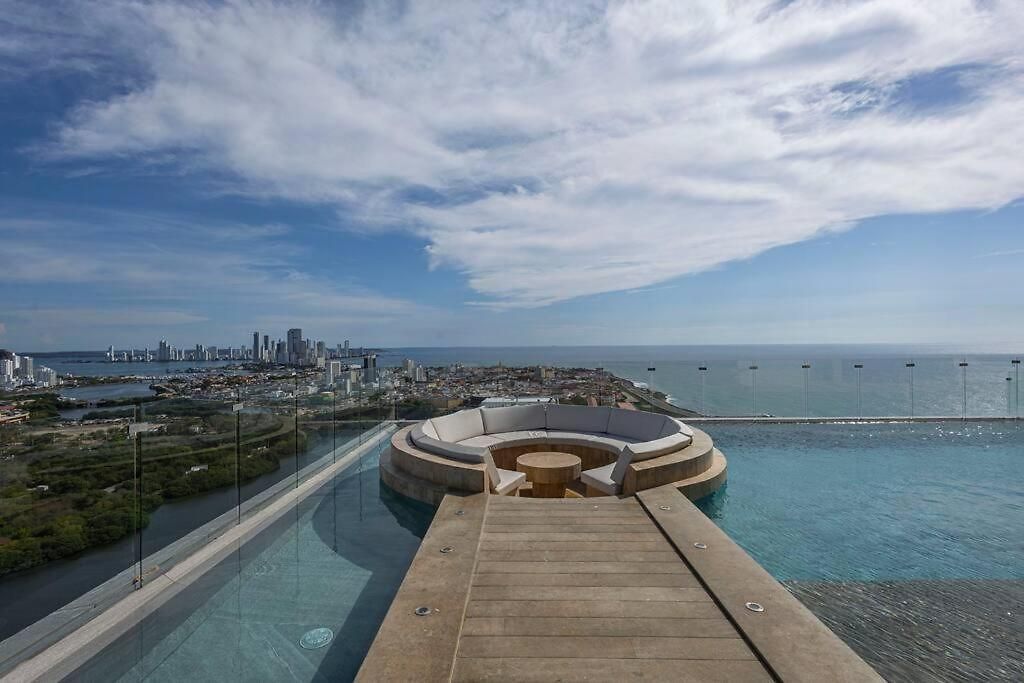 Beachfront Condo, Fl 16 Murano Centro 1- El Cabrero, Near Walled City, Airport Pick Up