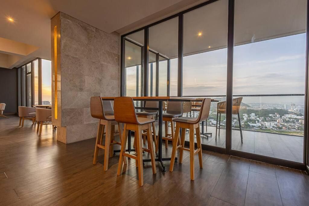 Apartamento Beachfront Condo, Fl 16 Murano Centro 1- El Cabrero, Near Walled City, Airport Pick Up *
